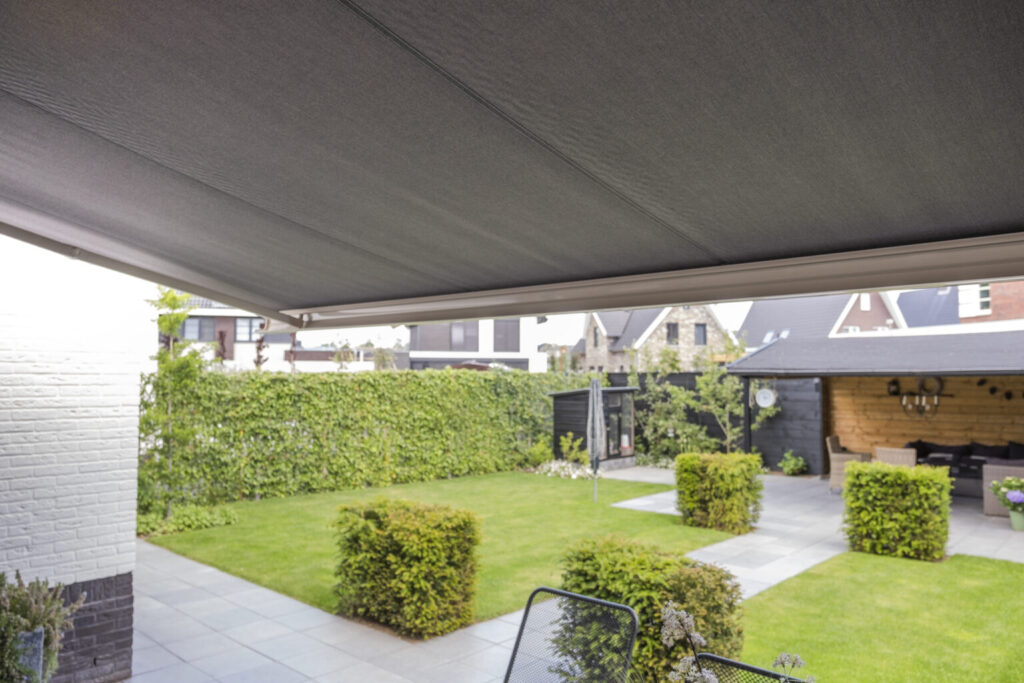 Knikarmscherm-zonwering-SunCircle-2-1536x1024