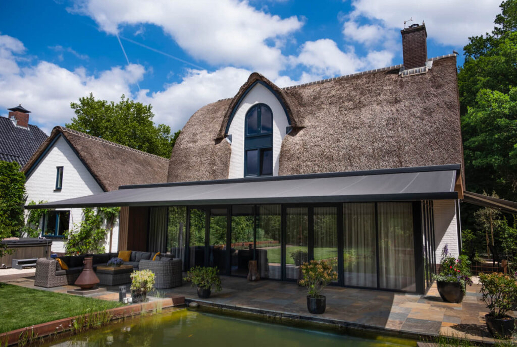 SunCircle-Zonwering-Barneveld-Terrasscherm-knikarmscherm