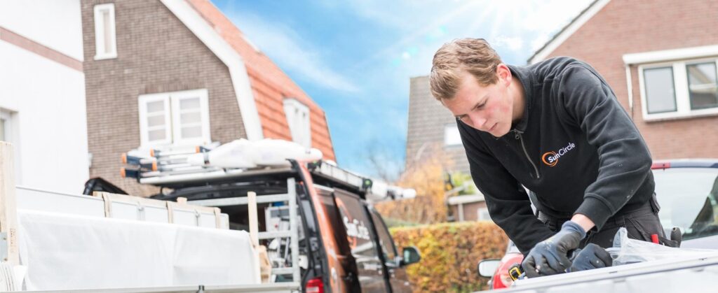 Afbeelding van een SunCircle monteur, bezig met de voorbereidingen voor de montage.