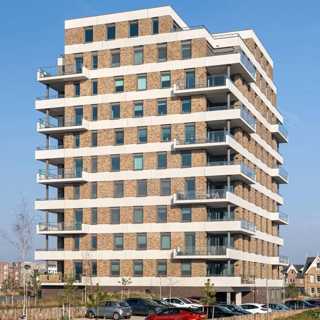 Impressie van een appartementencomplex, waarbij de appartementen zijn voorzien van SunCircle screens.