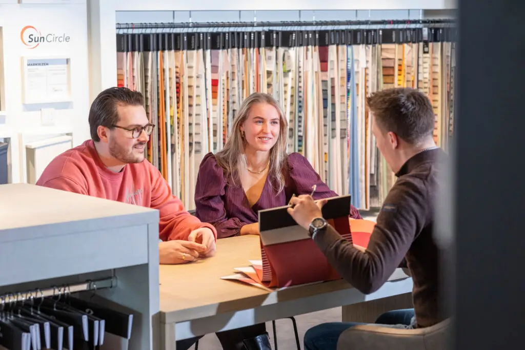 Impressie van een adviesgesprek over het kiezen van zonwering.