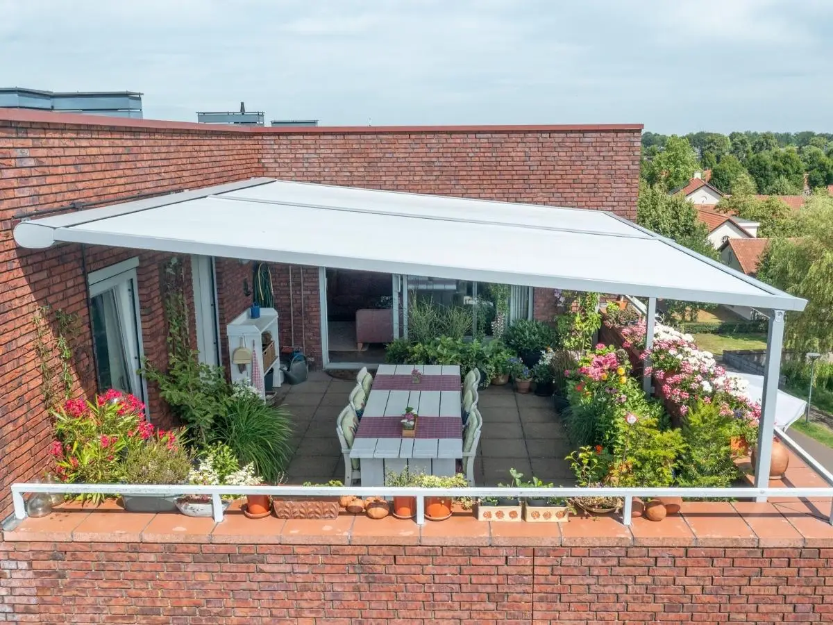 Impressie van een dakterras met een pergola zonwering.